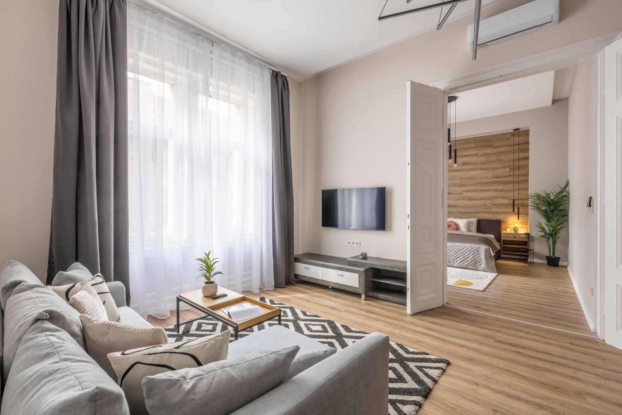 Exclusive Stylish Suite By Prestige Homes Next To The Oktogon บูดาเปสต์ ภายนอก รูปภาพ