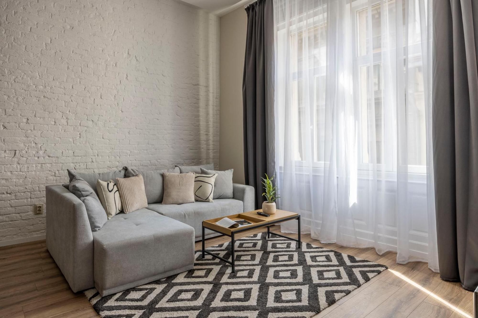 Exclusive Stylish Suite By Prestige Homes Next To The Oktogon บูดาเปสต์ ภายนอก รูปภาพ